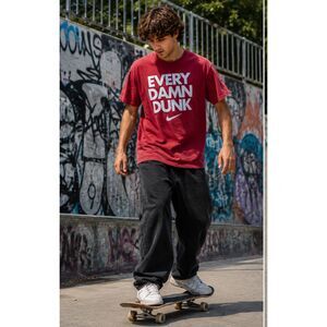 Nike Dunk Graphic StreetwearTee Red Medium